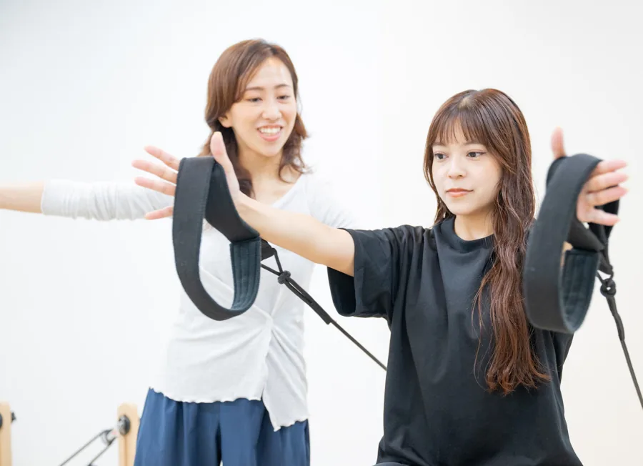 笑顔で腕を大きく動かすレッスンのイメージ