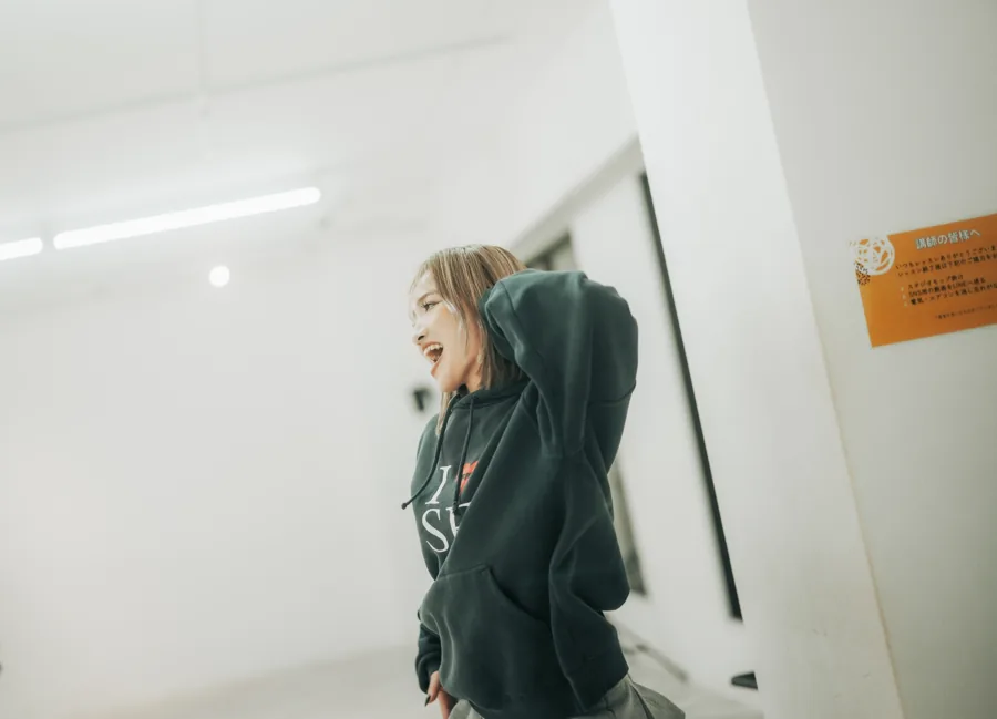 明るいスタジオで踊るダンスレッスンのイメージ