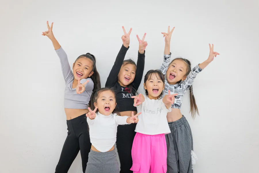 笑顔でポーズをとるキッズレッスンの子どもたちのイメージ